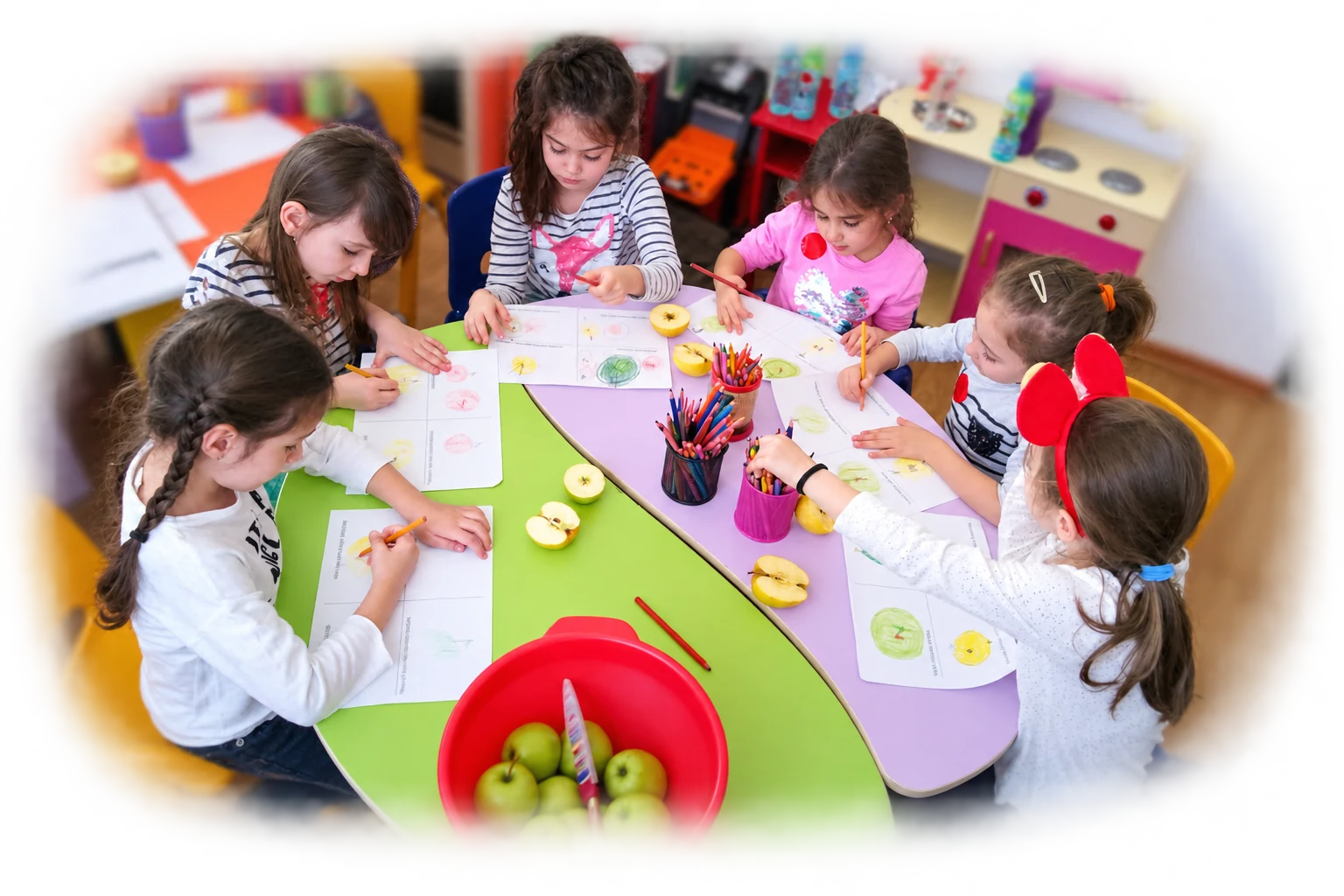 Copiii participă la activități creative la grădiniță