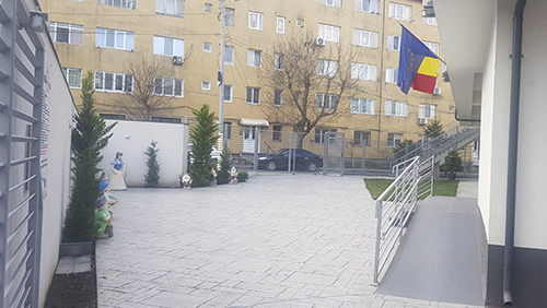 Curtea și accesul · Grădinița Albă ca Zăpada